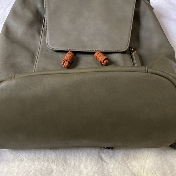 Universal Thread Backpack - Picture 4 of 7